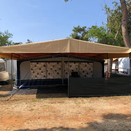 Camping Telepitett Lakokocsi Az Adrian