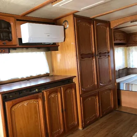 Camping Telepitett Lakokocsi Az Adrian